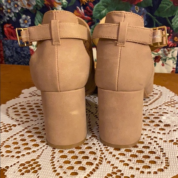 CL by Laundry 2 1/2” Platform Shoes - Picture 5 of 8